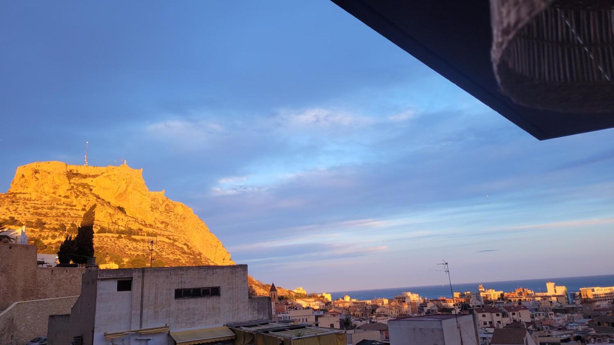Corazon De Alicante Con Vistas Al Mar Y Al Castillo Kültér fotó